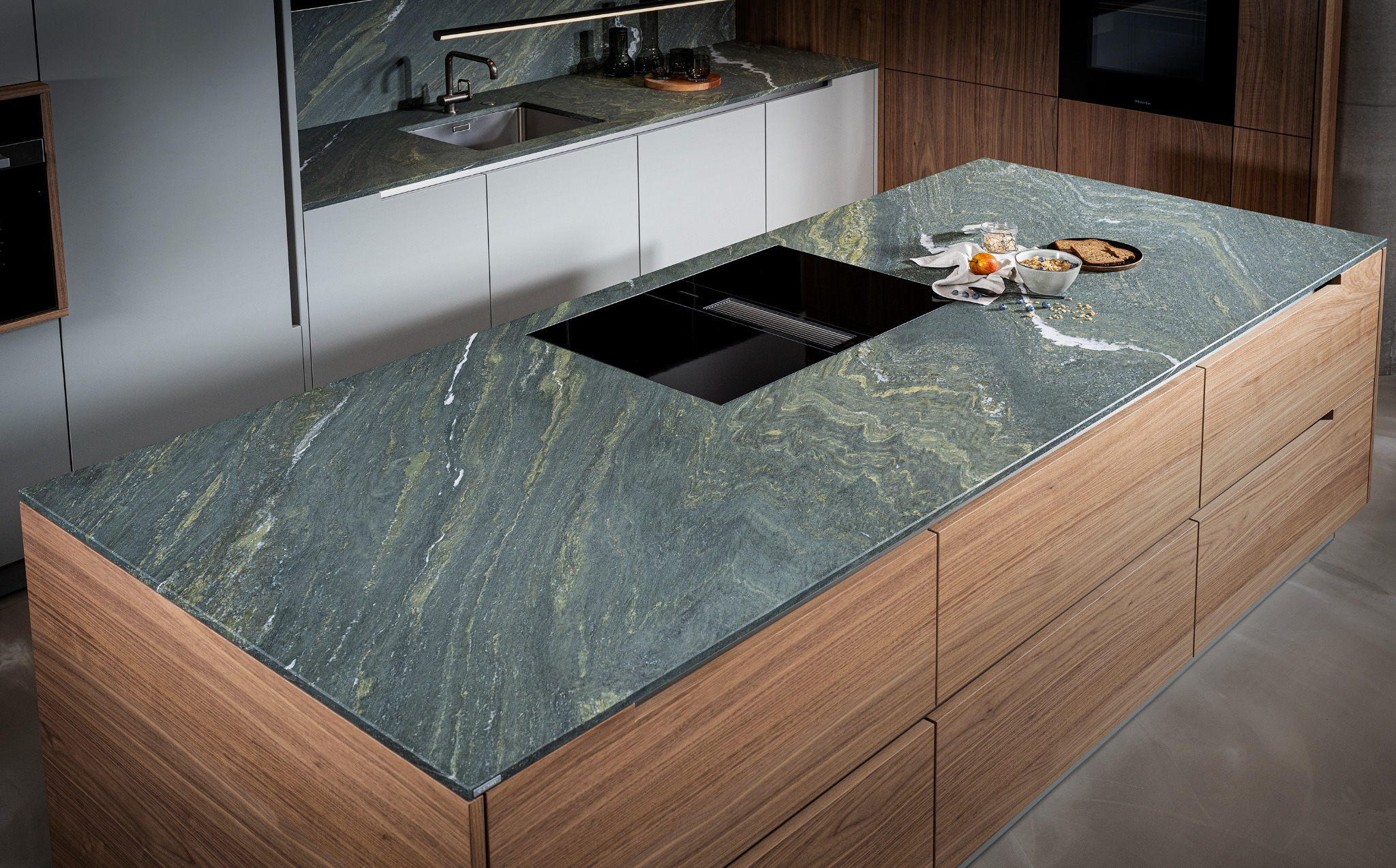 STRASSER Steine – Naturstein Alpengrün, semi gloss, als Arbeitsplatte und Rückwand
